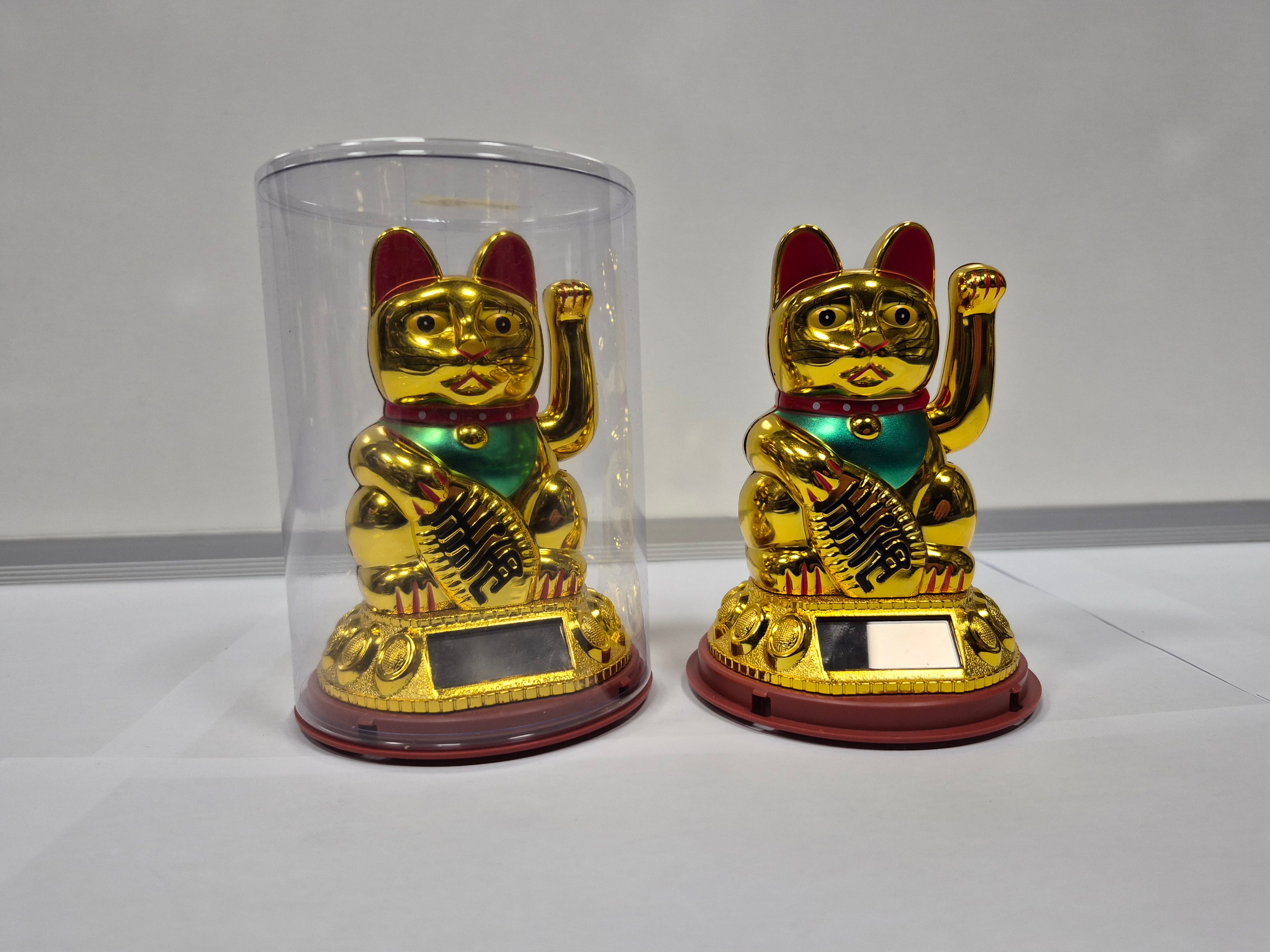 Large Lucky Waving Cat - Solar Pal